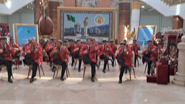 “Garaşsyzlyk bagtymyzyň gözbaşy” atly tegelek stoluň başyndaky söhbetdeşlik  