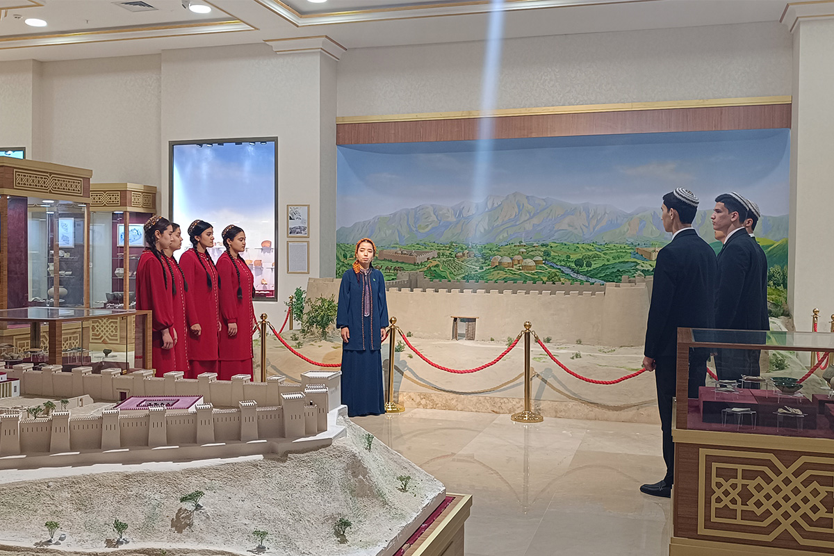 Türkmen Döwlet ykdysadyýet we dolandyryş institutynyň  mugallymlary, talyplary bilen söhbetli duşuşyk we muzeýe gezelenç.