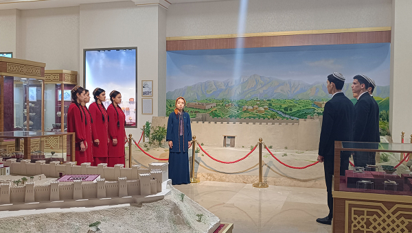 Türkmen Döwlet ykdysadyýet we dolandyryş institutynyň  mugallymlary, talyplary bilen söhbetli duşuşyk we muzeýe gezelenç.