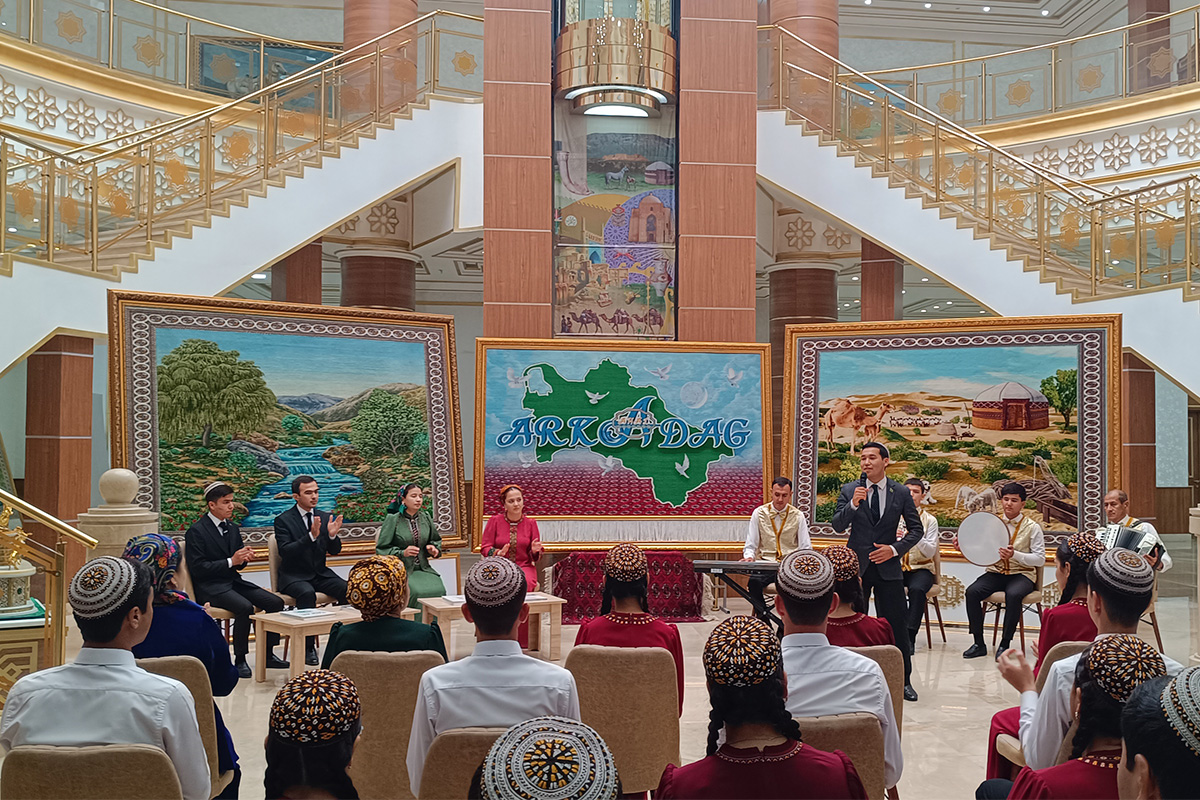 «Ýaşlar – ýurdumyzyň kuwwatly güýji» atly Arkadag şäher Medeniýet müdirliginiň Arkestr topary bilen bilelikde aýdym sazly duşuşyk. 