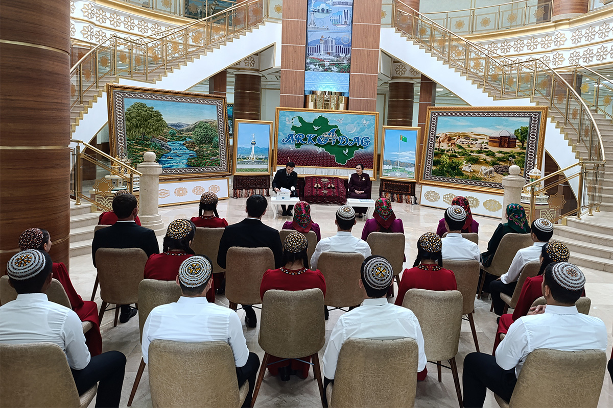 Arkadag şäheriniň 2 ýyllygy mynasybetli Türkmenistanyň Gahrymany Çynar Rüstemowa bilen döredijilik duşuşygy