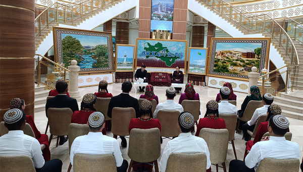 Arkadag şäheriniň 2 ýyllygy mynasybetli Türkmenistanyň Gahrymany Çynar Rüstemowa bilen döredijilik duşuşygy